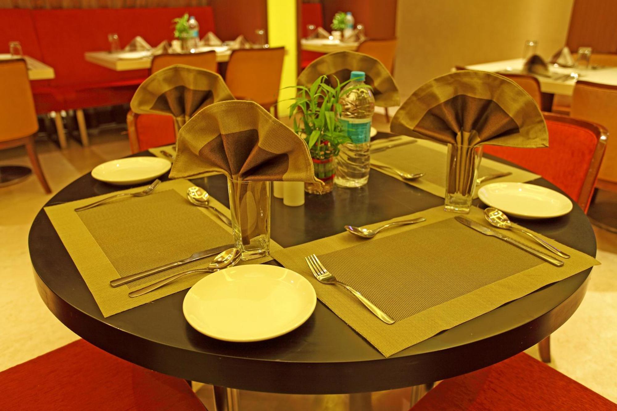 Comfort Inn Legacy Rajkot Restaurant foto